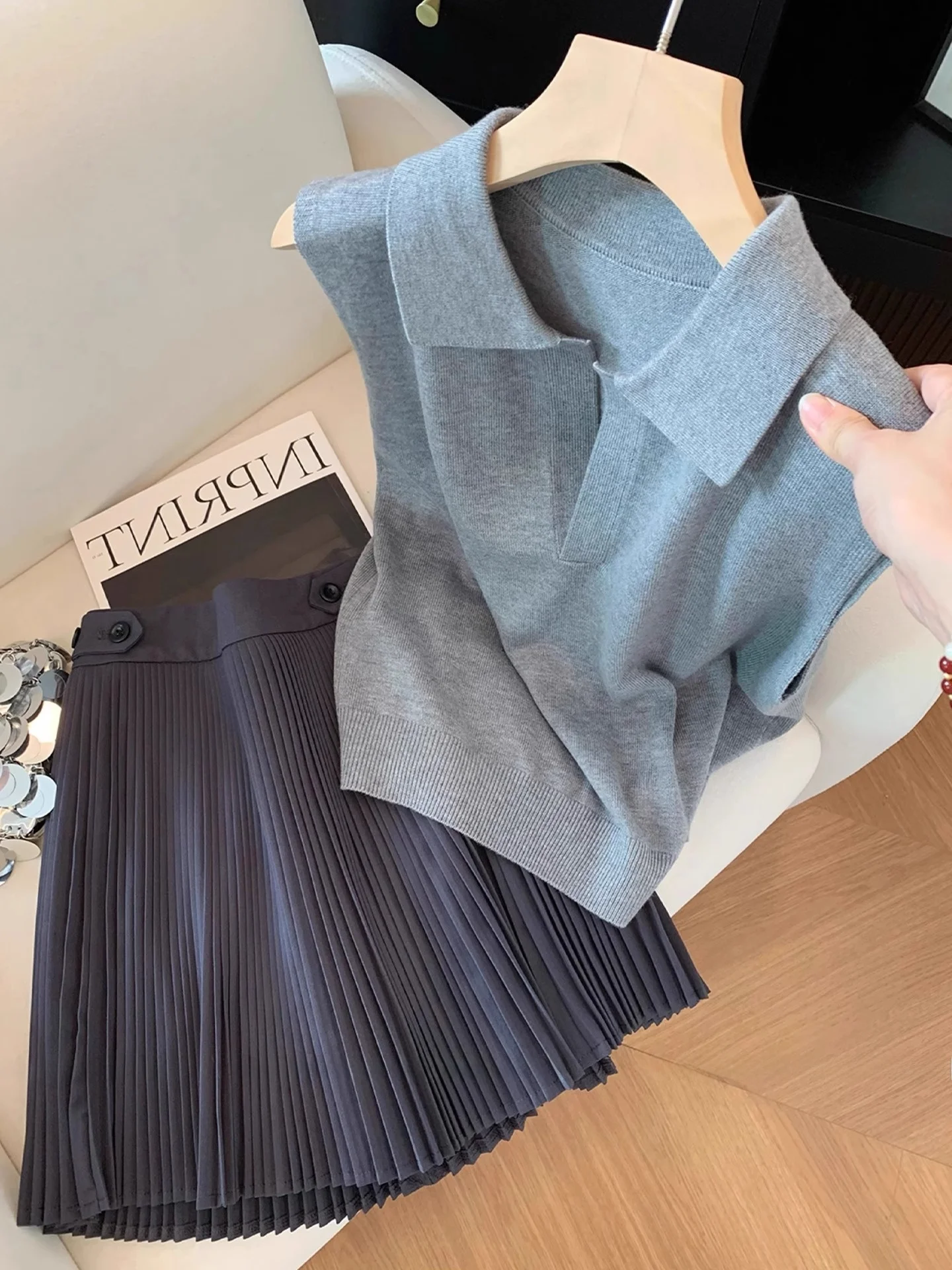 

Корейский модный вязаный топ-свитер, приятный к телу, универсальный, омолаживающий дизайн, лето 2025