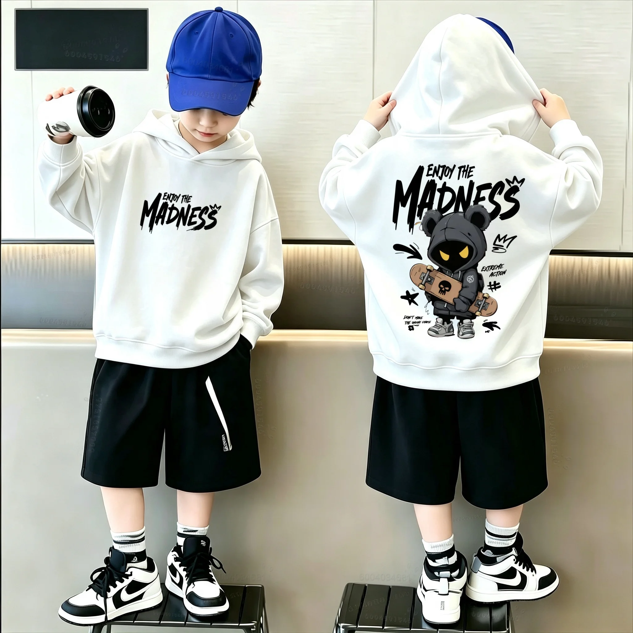Modisches, trendiges Kinder-Kapuzen-Sweatshirt mit Bärenmotiv. Ein bequemer und weicher Pullover für Jungen, Mädchen oder Babys. – Detail 11