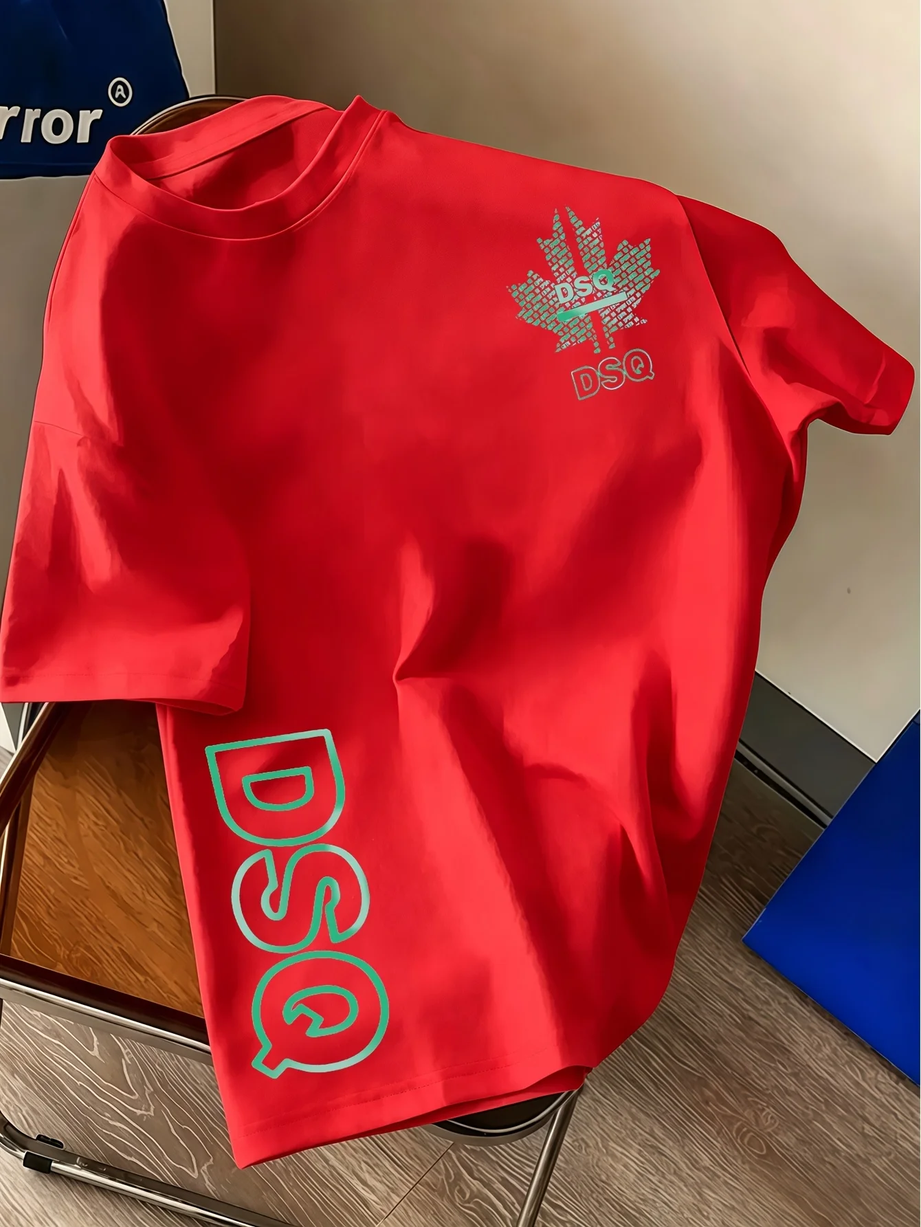 Herren-T-Shirt im urbanen DSQ-Stil, ein weiches und atmungsaktives Kurzarmshirt mit Rundhalsausschnitt, geeignet für Fitness und Freizeitkleidung.