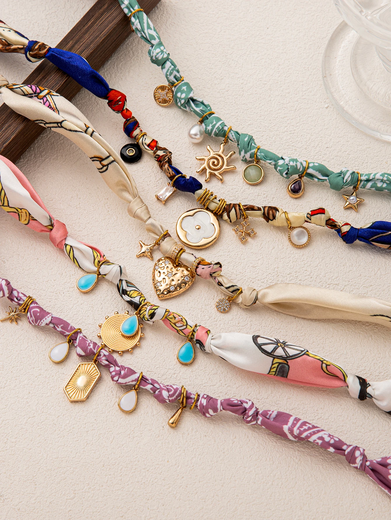 قلادة بوهيمية للنساء، قلادة قماشية مع تعليقات من الفولاذ المقاوم للصدأ مطلية بالذهب عيار 18 قيراط