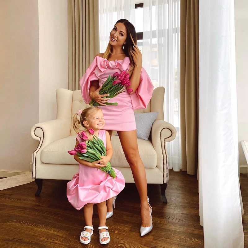 

Fashion Pink Satin Mother And Daughter Prom Dresses Sweet Puffy Ruffles Short Mom And Kid Formal Party Gowns Photography Dress