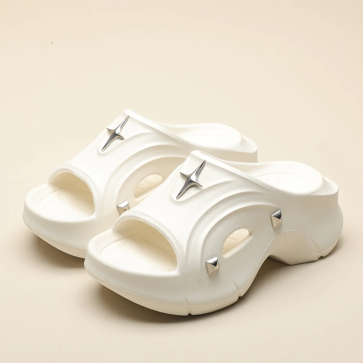 

Rivet Thick Soled Sandals For Women's Summer Outdoor Wear 2024 New Beach Deodorizing And Height Increasing Casual Beach