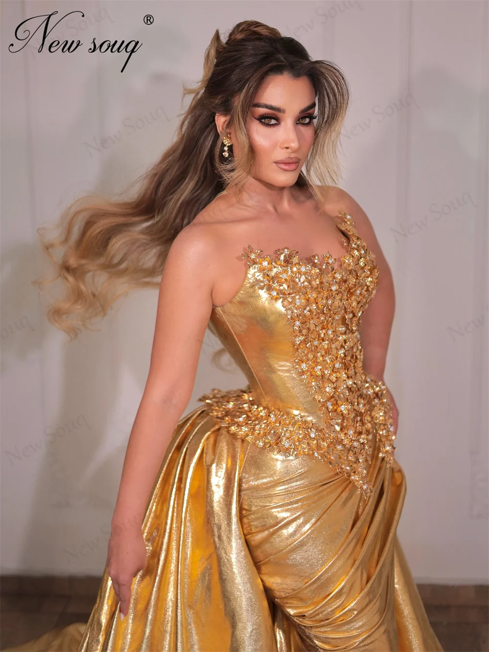 ชุดราตรีประดับลูกปัดสีทองระยิบระยับ กระโปรงถอดได้ ชุดราตรีแบบไม่มีสาย ชุดสำหรับงานพิธีการ งานหมั้น งานเลี้ยงตอนเย็น ชุดราตรีสั่งตัดได้ ปี 2026