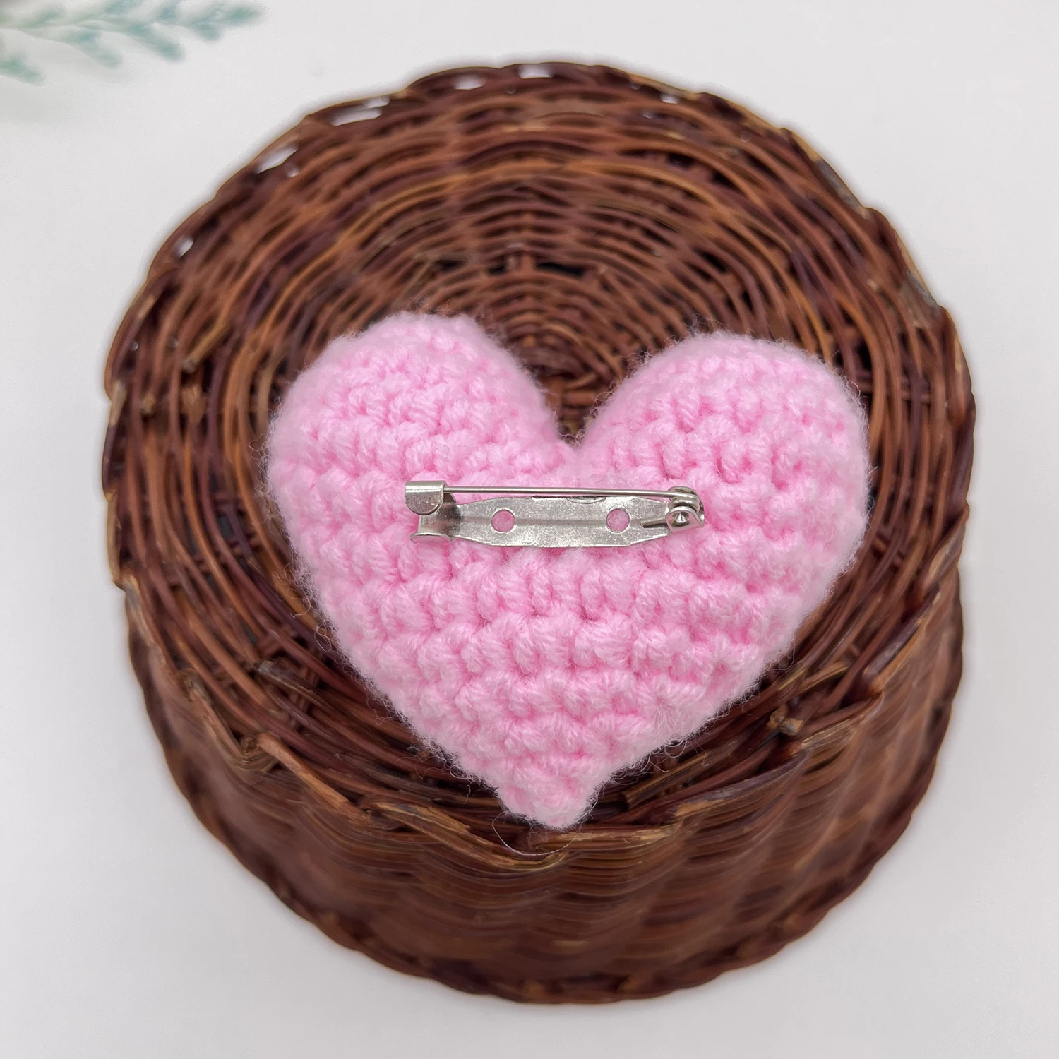 Pink Red Hand Knitted Heart Shape Brooch for Women Lovers, Pins Gift Clothing Bags Hats Scarf DIY Craft Decorative Accessories