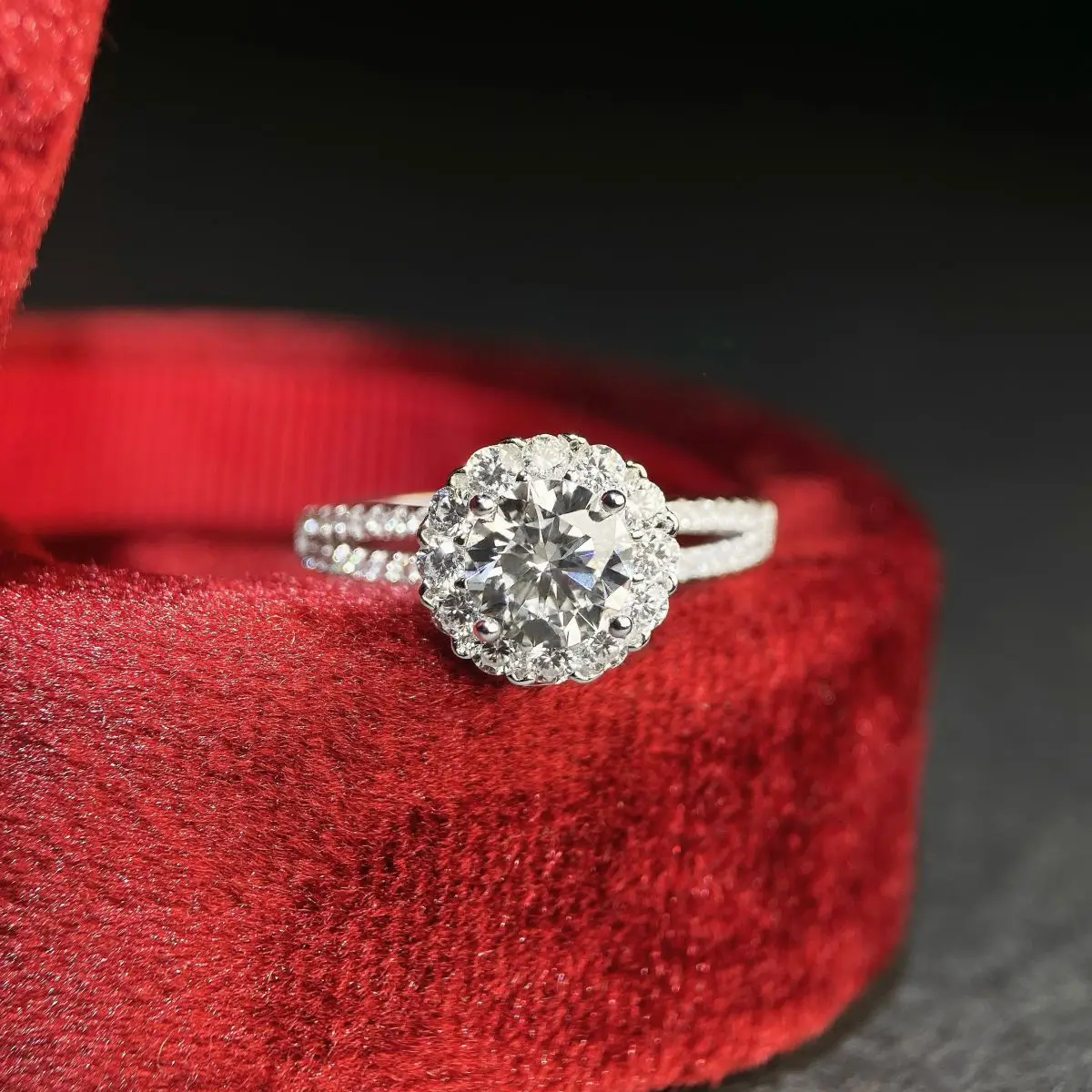 1 Karat D-Farbe VVS Klarheit Moissanit-Ring für Damen 18K Weißgold AU750 Hypoallergener Feiner Verlobungsschmuckring – Detail 3