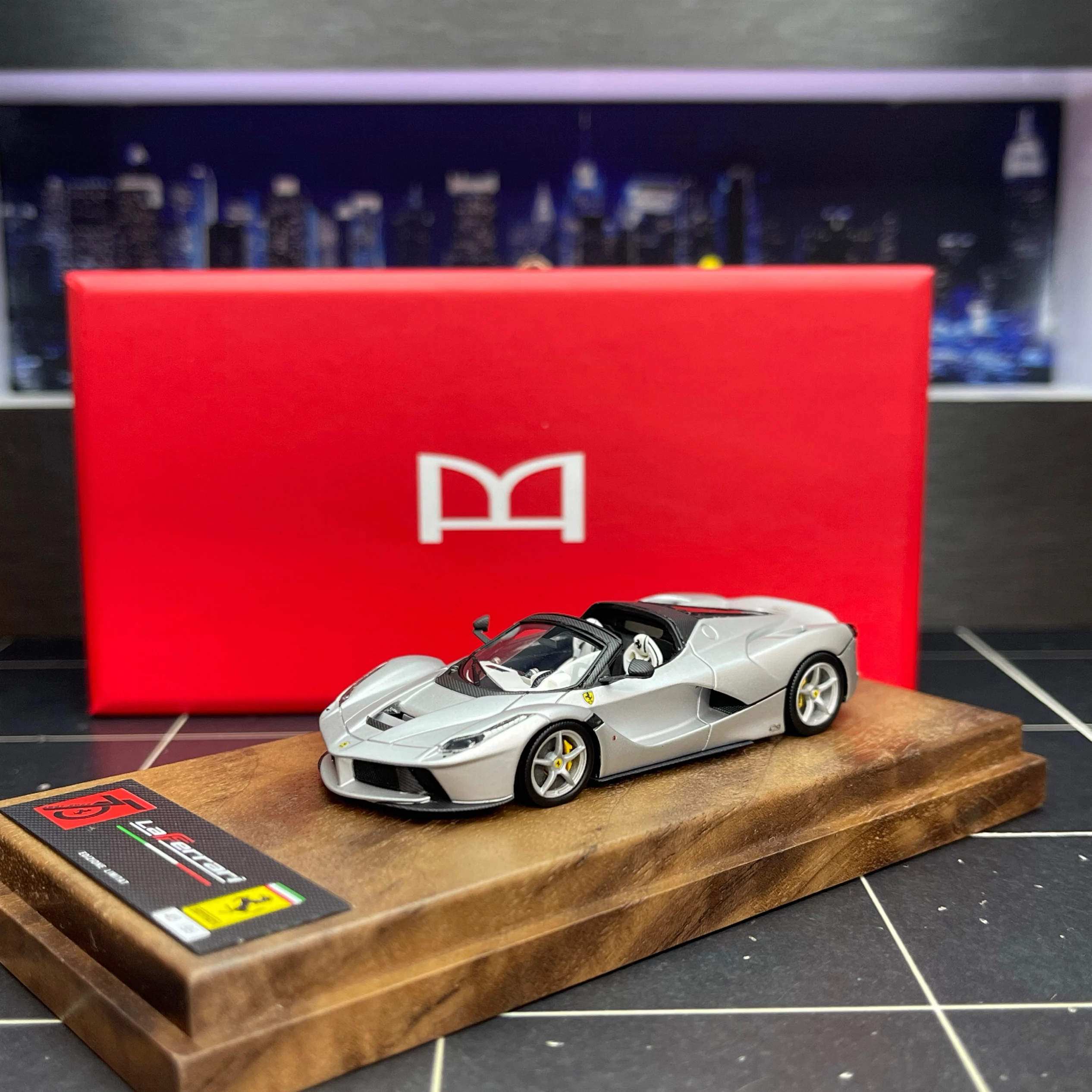 دييكاست DMH 1:64 مقياس فيراري رافالي الراتنج طبعة محدودة نموذج سيارة تحصيل لعبة هدية تذكارية عرض حلية