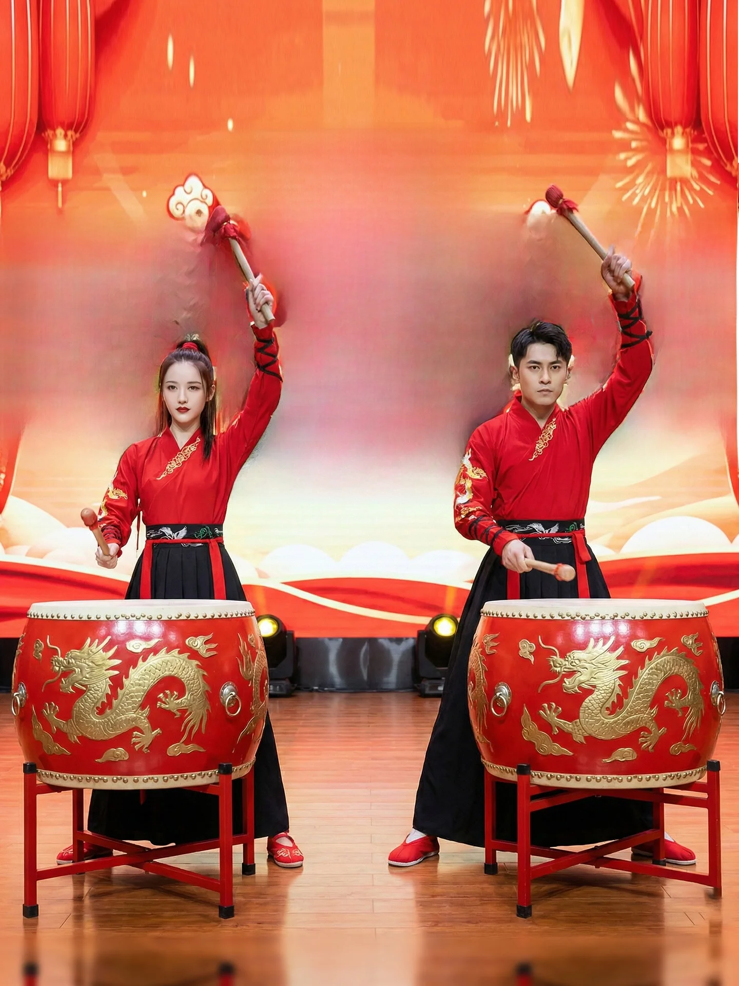 

Новинка 2026: Костюм для танцевального выступления «Рёв Ветра и Снега» с барабанной постановкой, красный, для взрослых, для мужчин и женщин