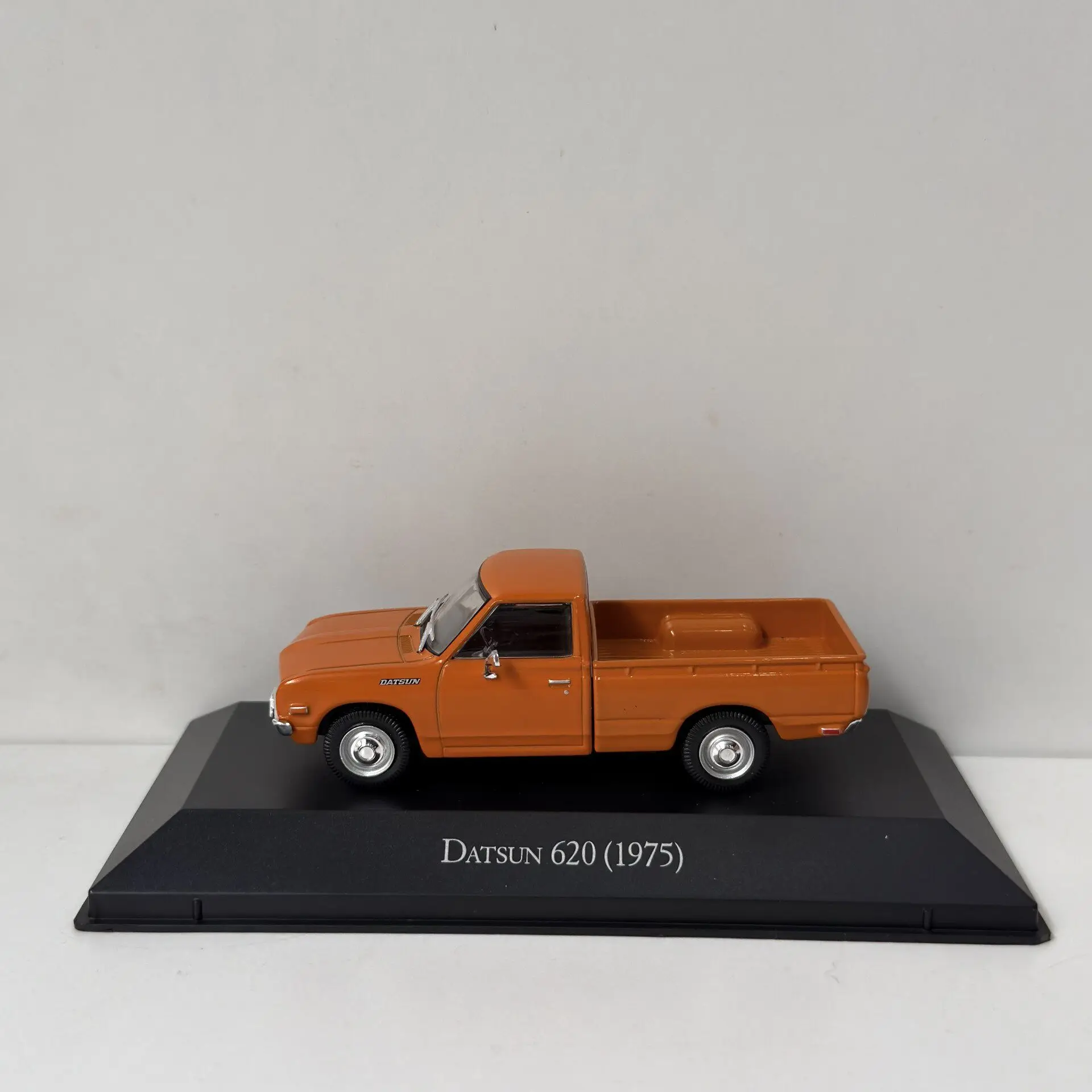 Diecast IXO 1/43 Scale DATSUN 620 1975 6A Alloy Car Model view 2