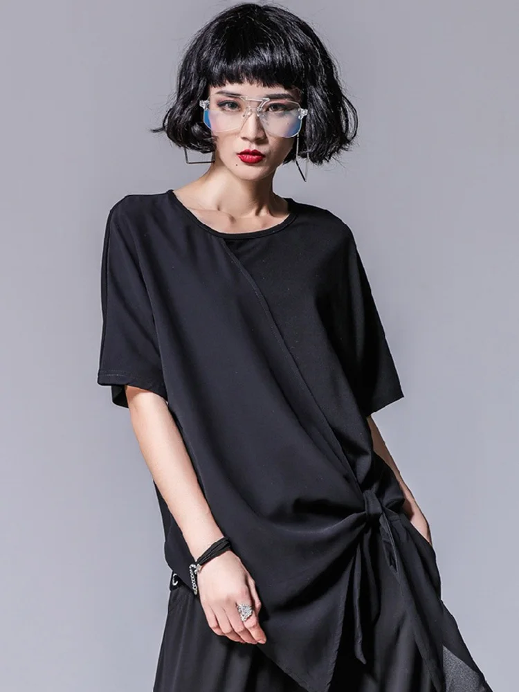 [EAM] Women Black Asymmetric Chiffon Pleated Big Size T-shirt New Round Neck Short Sleeve Fashion Spring Summer 2024 1DF4730