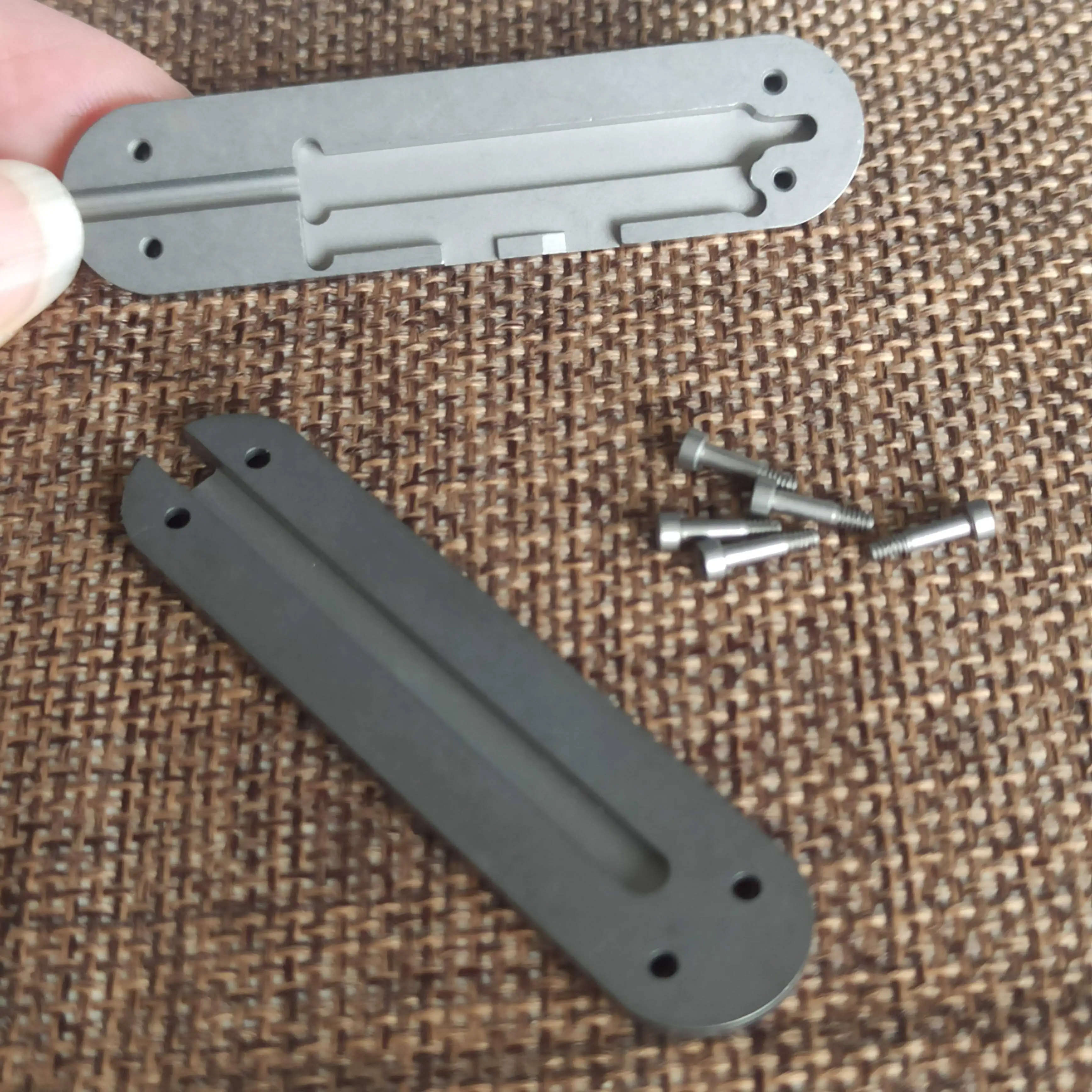 1 Paar TC4 Titan-Griffschalen mit Stiftschlitz für 58 mm Victorinox Schweizer Taschenmesser, DIY-Ersatzzubehör – Detail 1