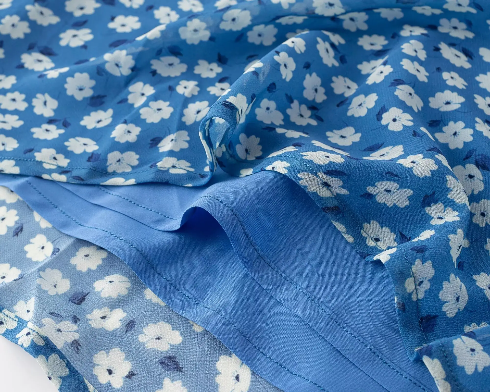 เดรสยาวพิมพ์ลายดอกไม้สีน้ำเงินเรโทรปี 2025 แขนยาวบานทรงเอวผูกโบว์ผูกเชือกยาวคลุมข้อเท้า ผ้าชีฟอง