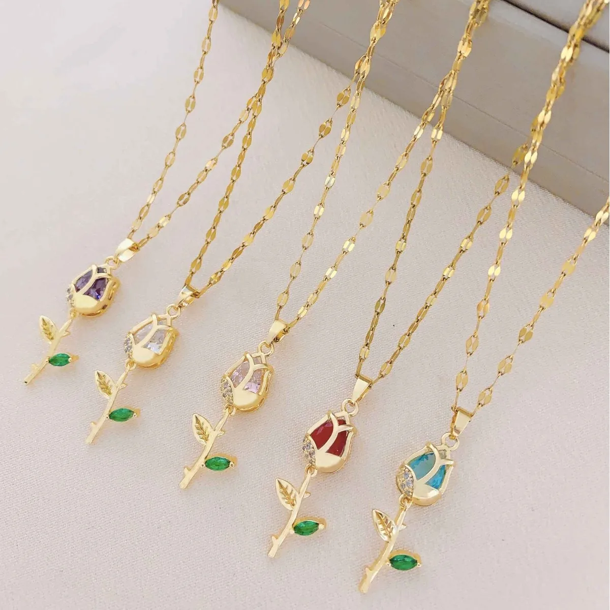 

Tulip Pendant Necklace for Women Stylish Luxurious Gold Color Tarnish-Resistant Titanium Steel Necklace