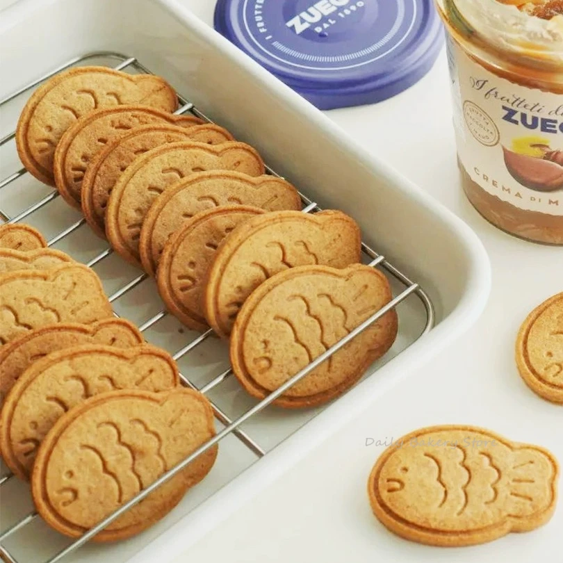 Cute Graffiti Abstract Cartoon Bear Cookie Cutter 3D DIY Cat Fish Dog Biscuit Cookie Mold Baking Tool Fondant Cake Stamp Mold