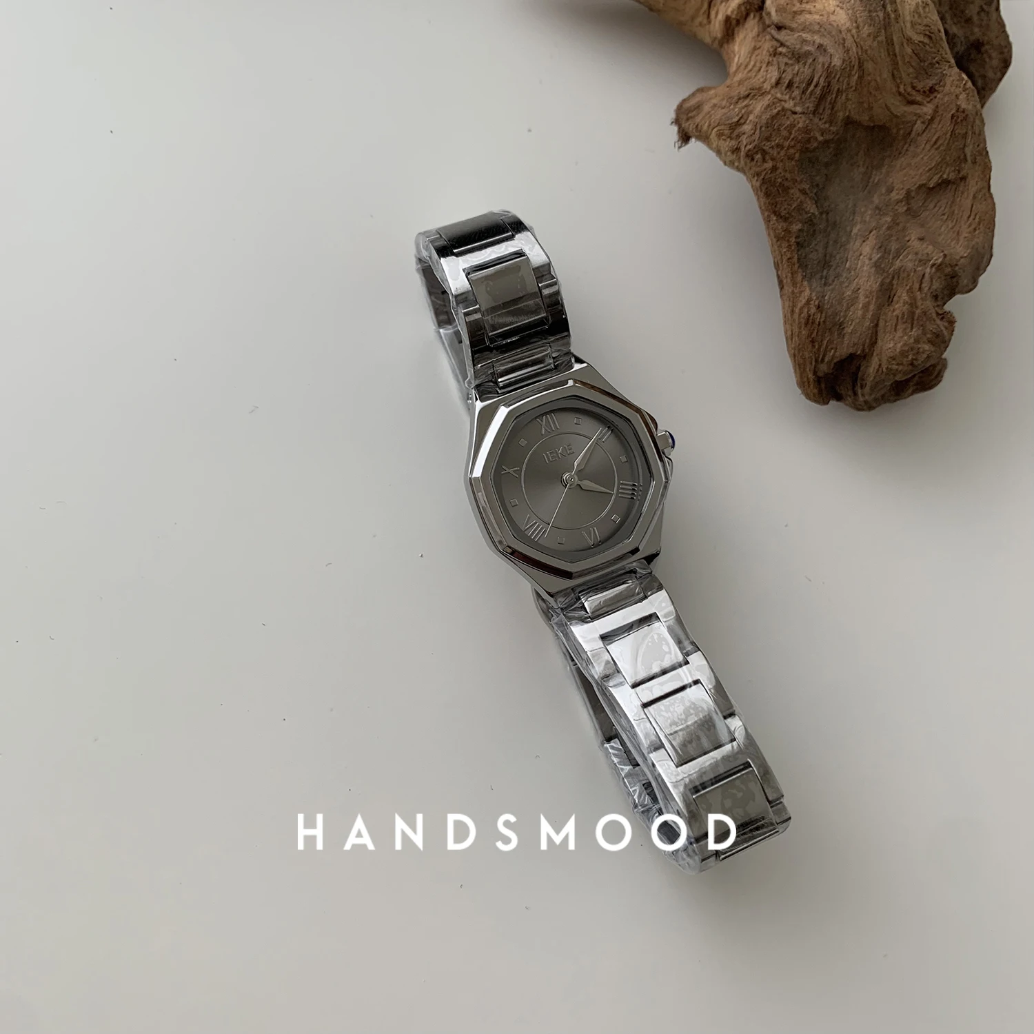 Elegant Women'S WatchSophisticated SilverGrey Polygonal Design Perfect For Commuting, Quartz Wristwatch, A Great Gift For Women.