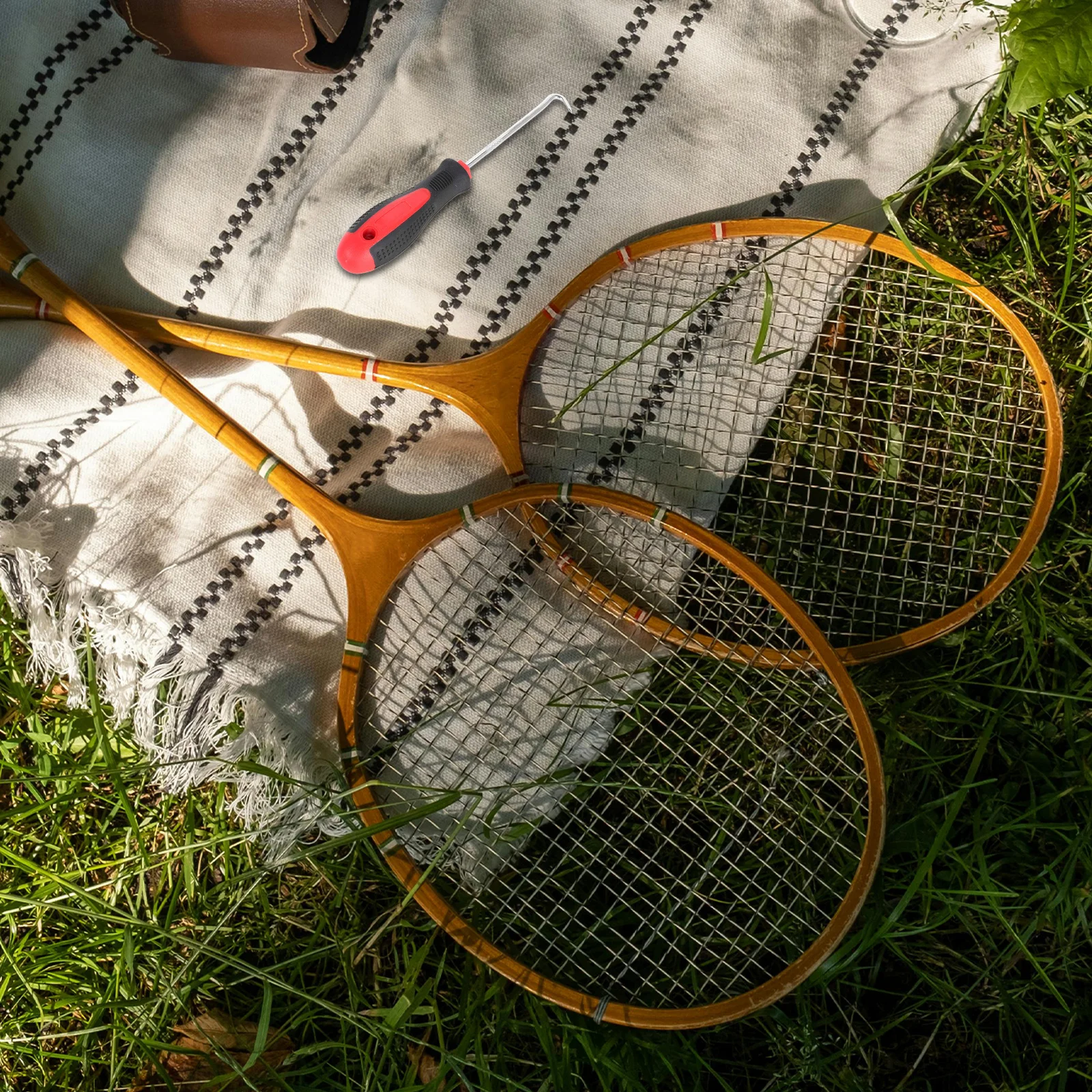 أداة وترية مضرب تنس الريشة المريحة، مقبض بلاستيكي متين، خطاف خيوط فعال للرياضيين المحترفين