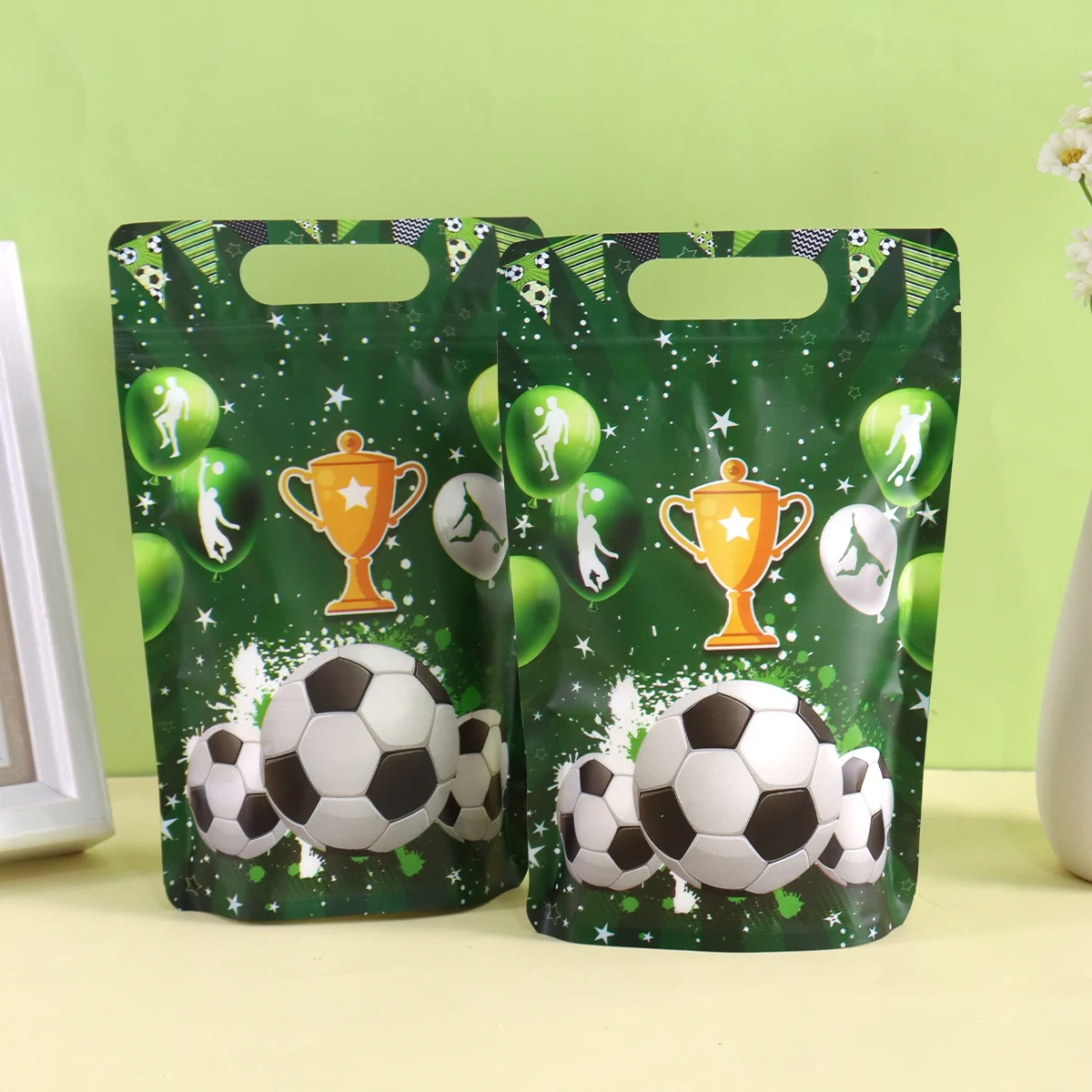 10/20 Stück Standbeutel mit Fußball-Motiv, Fußball-Keksbeutel, Partytüten für Fans, Dekoration für den 1. Geburtstag, Sportzubehör – Detail 5