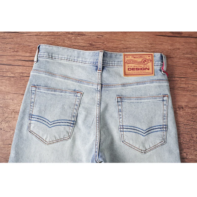 

Модные элитные мужские джинсовые брюки облегающего кроя на резинке, небольшая прямая трубка, голубые потертые и потертые джинсовые брюки.