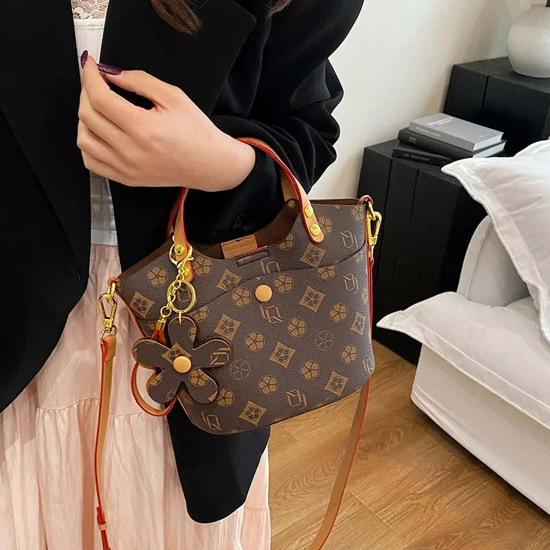 في عام 2025، حقائب يد مطبوعة بتصميم ريترو، وحقائب كروس قابلة للتحويل، وحقائب نسائية فاخرة الأكثر مبيعًا