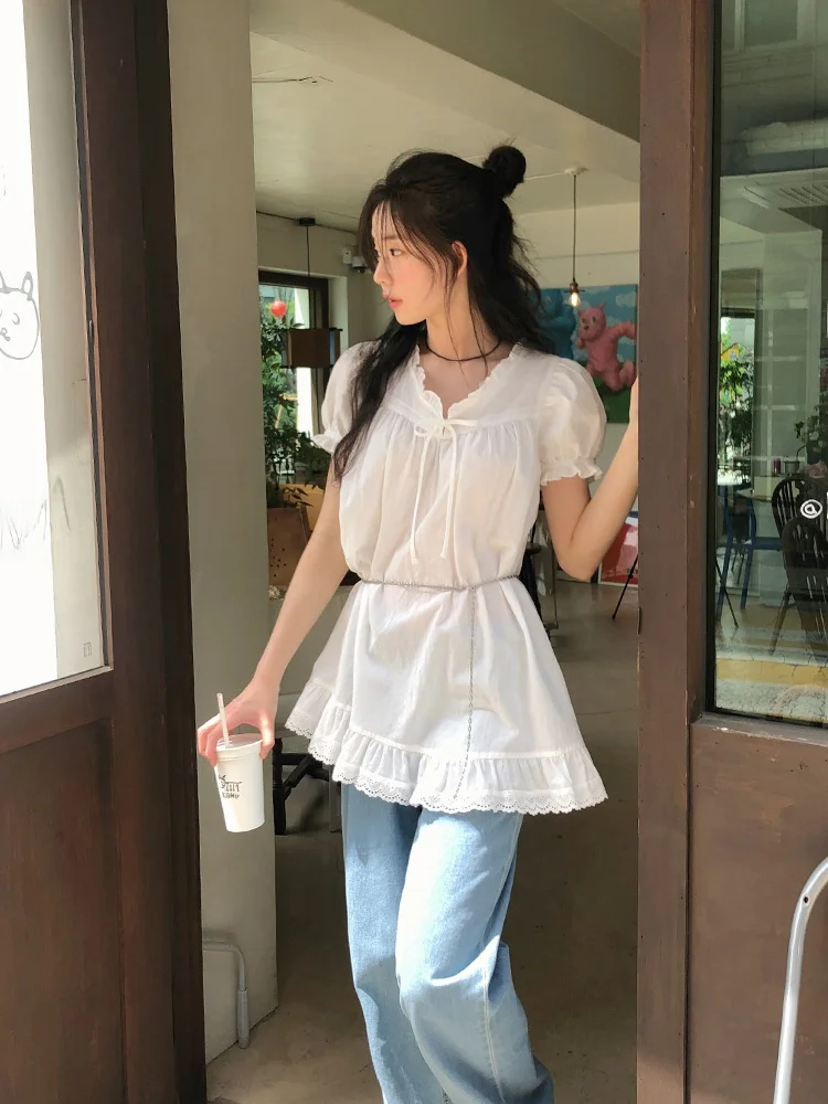 Biała kwiatowa aplikacja, łączona z oryginalnym wzorem wiązania, modna damska odzież, nowość na lato 2024.