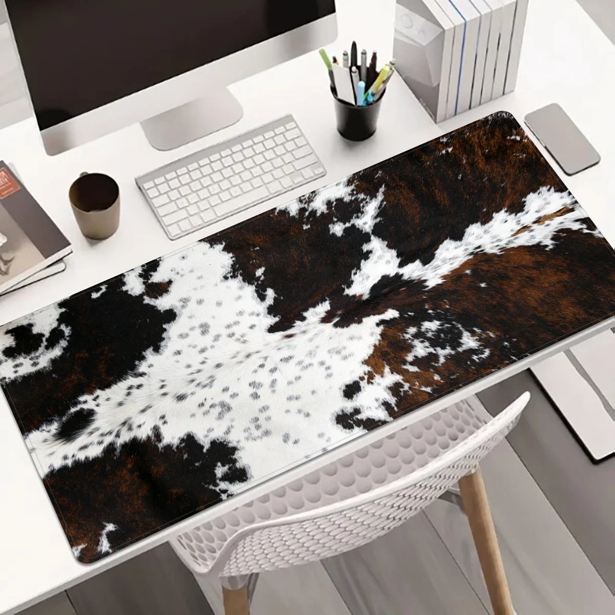 

1pc Cow Pattern XXL Mouse Pad, Light Luxury Farm Style Desk Mat, Non-Slip Rubber Base, Gaming Office