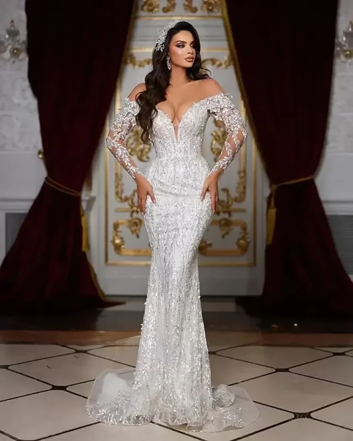 Maßgeschneidertes Meerjungfrau-Luxus-Hochzeitskleid mit V-Ausschnitt, Perlenapplikation, Spitze, lange Ärmel und abnehmbarem Saum, Prinzessin-Brautkleid