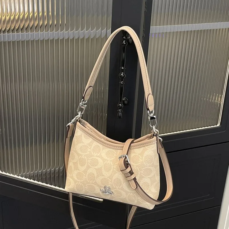 

Женская компактная сумка через плечо. Экономичный дизайн для минималистского образа и практичных предметов первой необходимости.