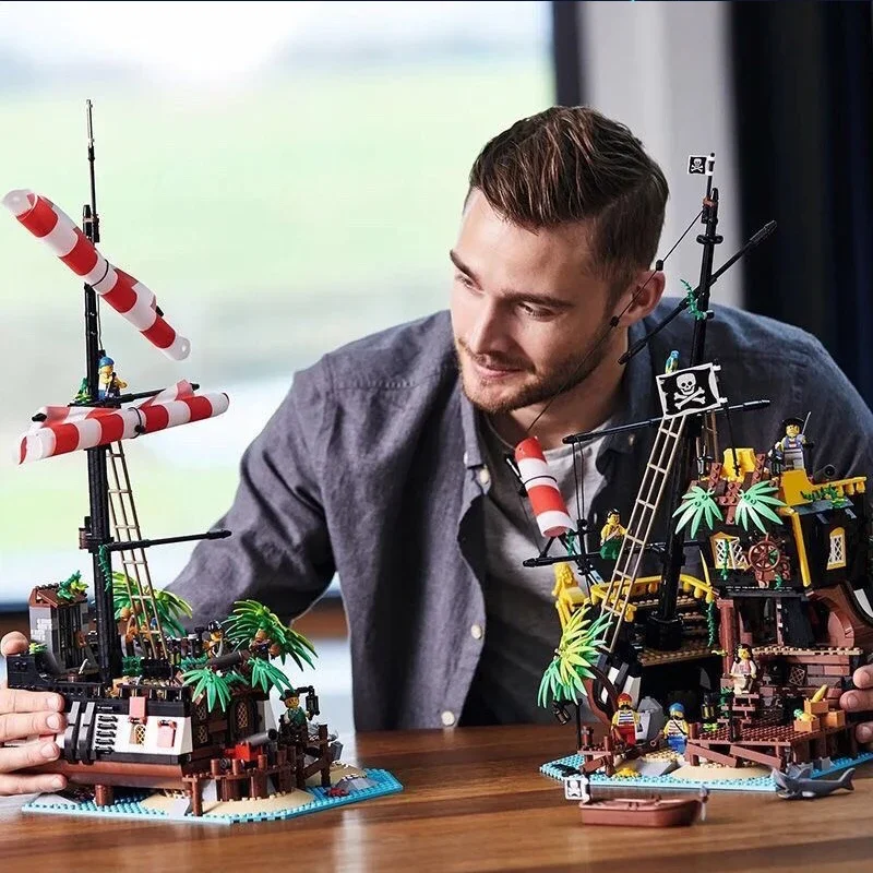 

Набор строительных блоков 21322 «Пиратский корабль Барракуда-Бэй», игрушка, которую можно собрать, подходит в качестве подарка на день рождения и Рождество для детей.