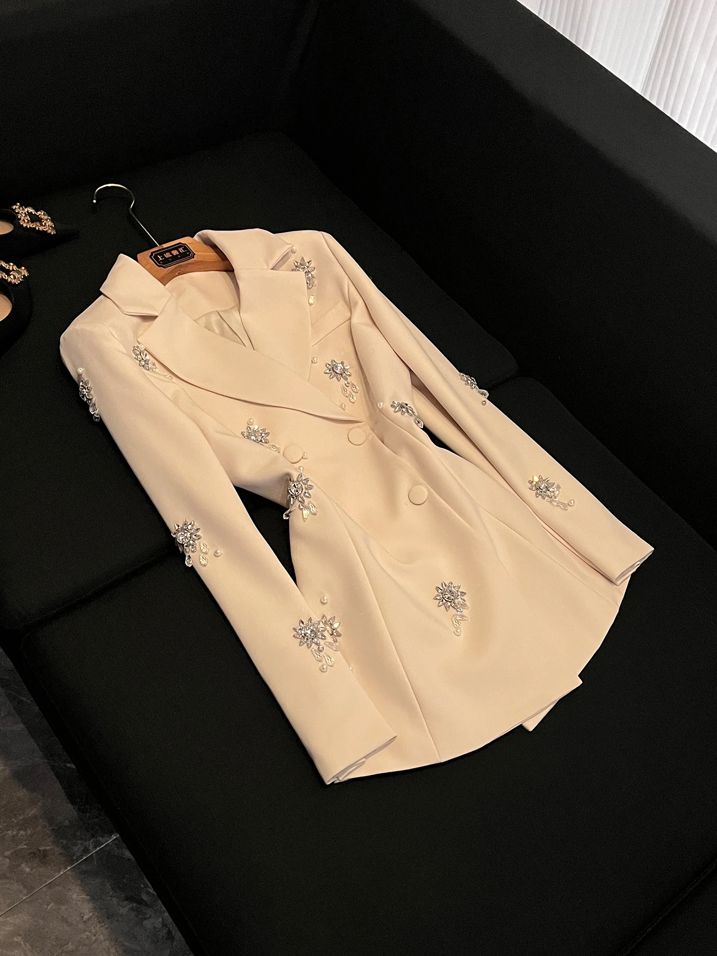 

Весна 2026: Женский приталенный пиджак с двубортной застежкой, утягивающий талию, с декором из страз, длинный рукав, для делового стиля