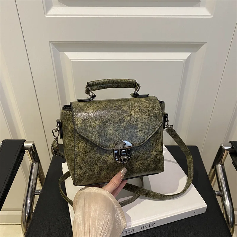 

2025 autumn and winter niche and casual shoulder bag fashionable personalized small square bag for women