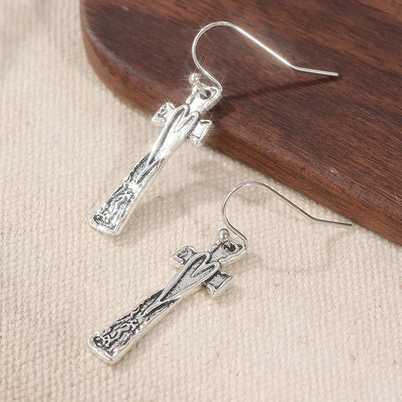 Vintage Silberfarbene Herz-Kreuz-Ohrhänger für Damen Metall Handgeschnitzte Geometrische Ohrringe für Party und Alltag – Detail 2