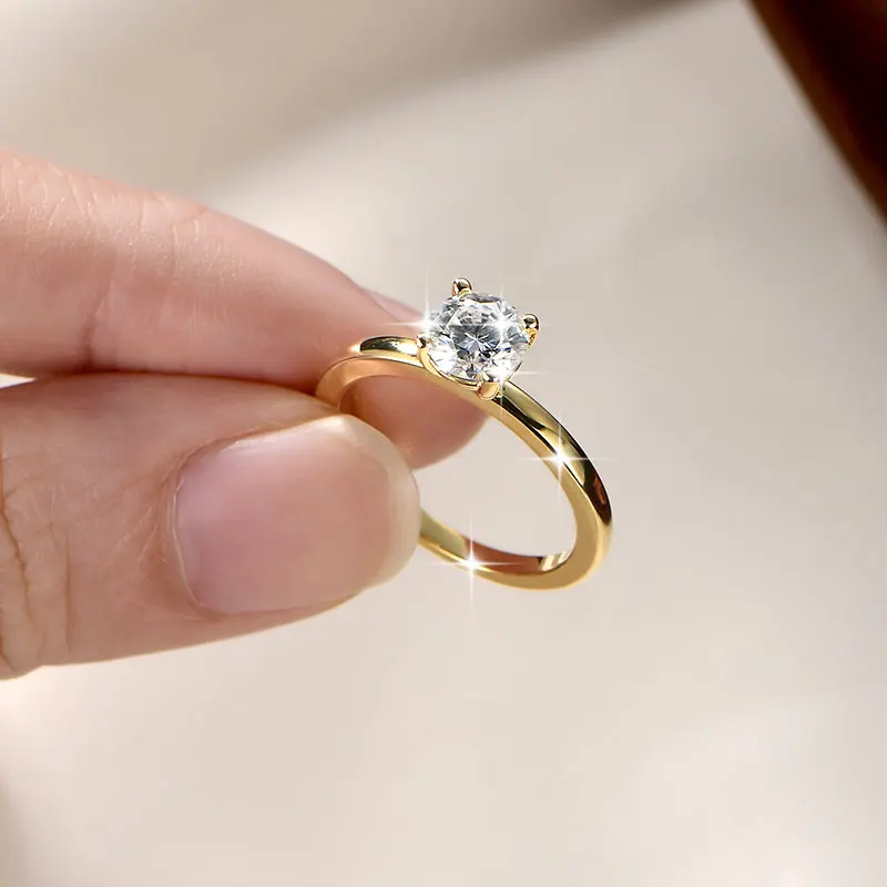 IOGOU Solitaire 1,0 CT 6,5 mm D Moissanit-Diamantringe, 14 Karat Gold gefüllt, klassischer Hochzeits-, Verlobungs- und Versprechensring für Damenschmuck