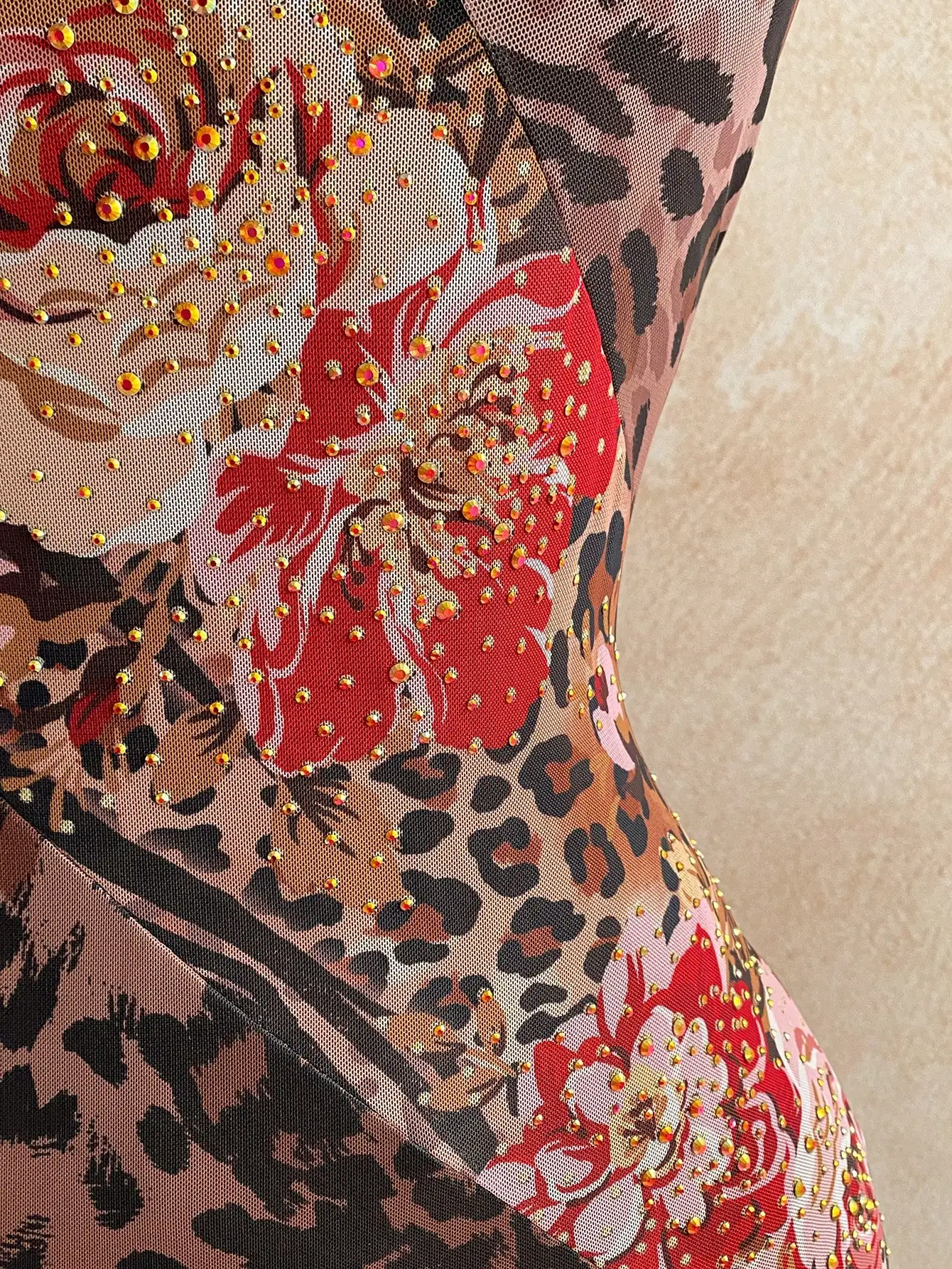 

Асимметричное платье с леопардовым принтом и цветочным узором, украшенное стразами, для пляжных вечеринок и танцев