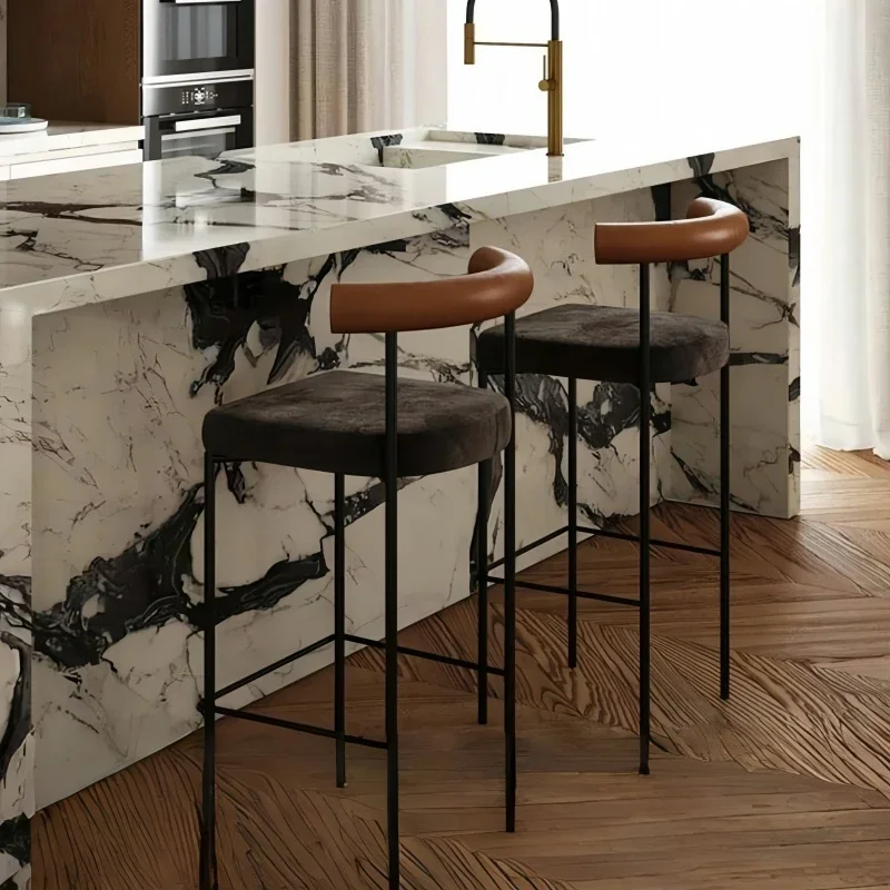 Taburete de bar, elegante silla alta de bar con estructura de metal, elegante silla de comedor para isla de cocina, bar en casa y interiores modernos