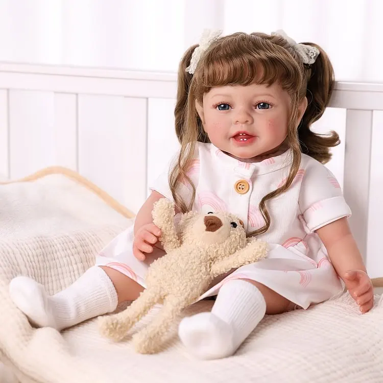 Lebensechte Reborn-Puppen Emilia 20'' Kleinkind-Mädchenpuppe mit Stoffkörper, Sommersprossen-Gesicht, Langen Braunen Haaren, Modepuppe, Mini-Kuscheltier