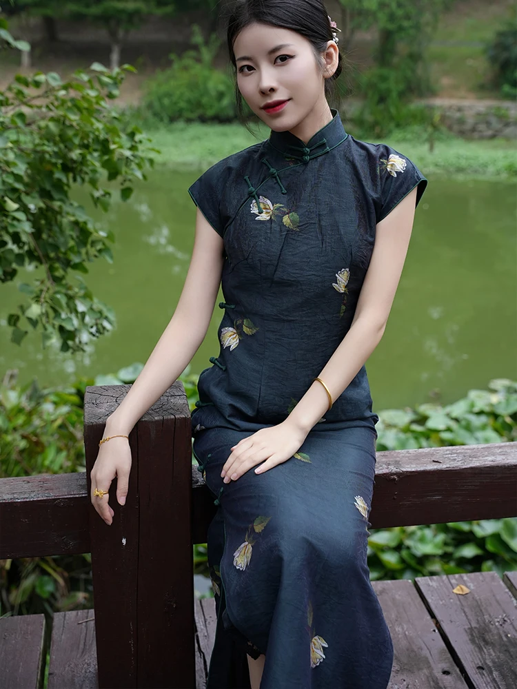 

Элегантная длинная блузка из новой осенней коллекции с принтом белых роз, в винтажном китайском стиле, приталенная, дышащая, комфортная, ручной работы.