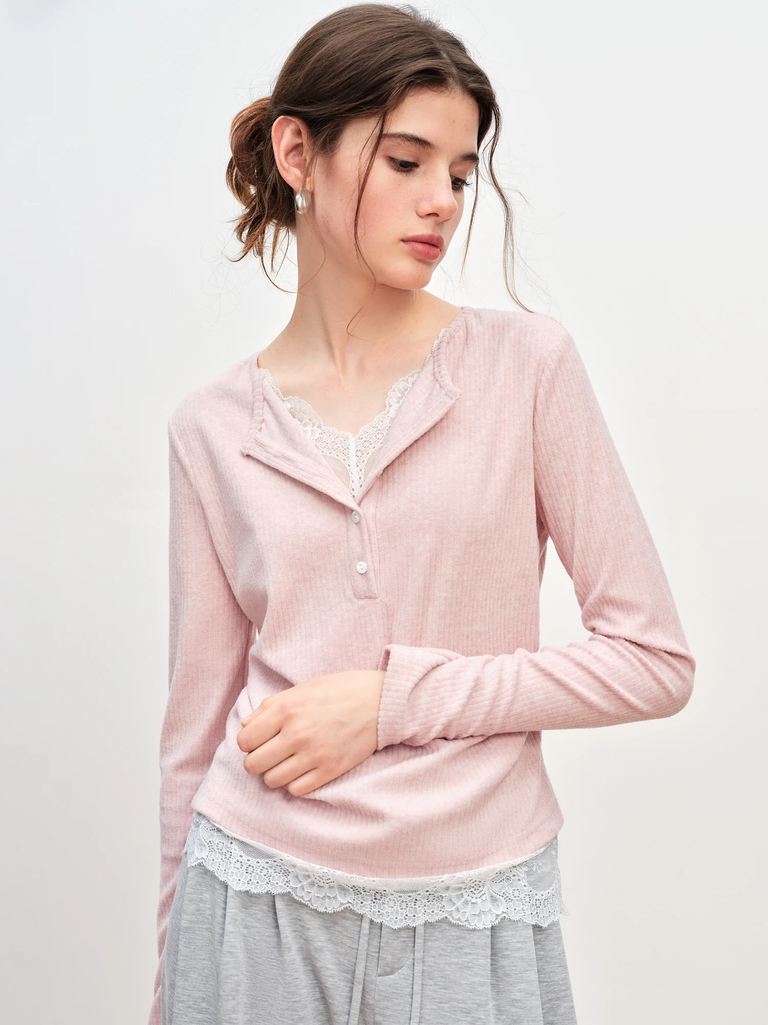 FSLE Outono Inverno 2025 Camiseta feminina de camada simulada com contorno – Top base de malha com acabamento em renda texturizada e silhueta emagrecedora