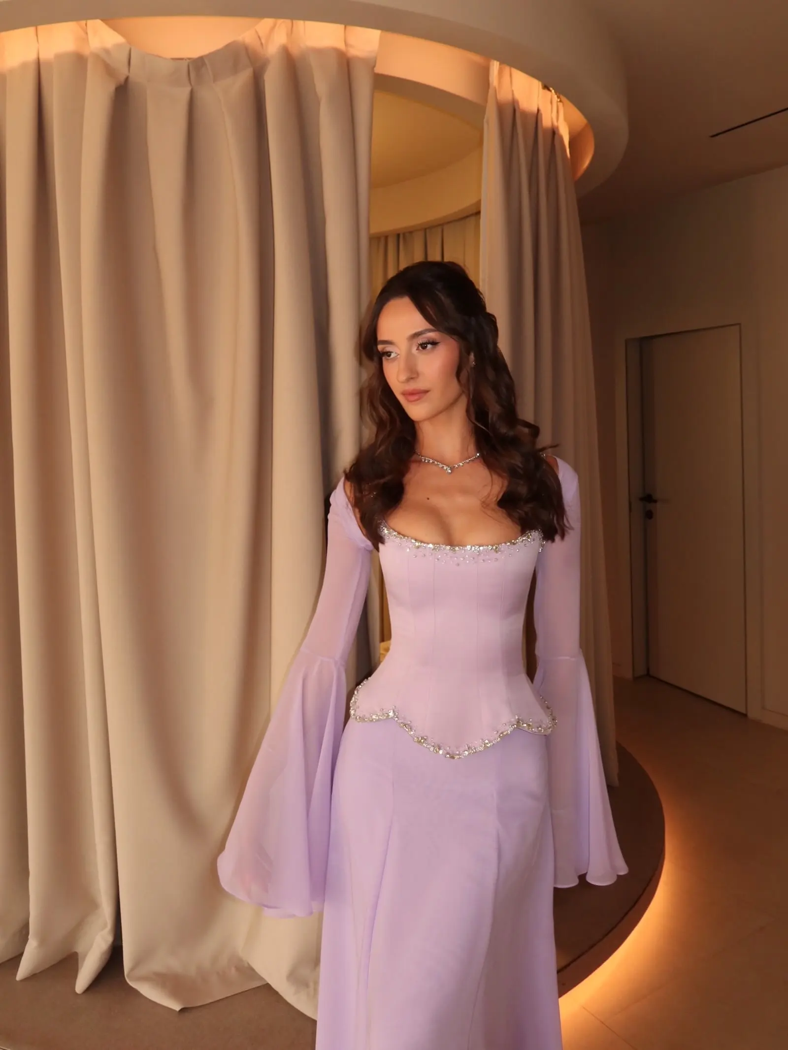 Vestido de Noche de Chifón Mila Personalizado con Cuello Cuadrado, Cuentas y Manga Larga Acampanada, Ideal para Graduación, Fiesta de Gala o Baile de Reunión de Antiguos Alumnos