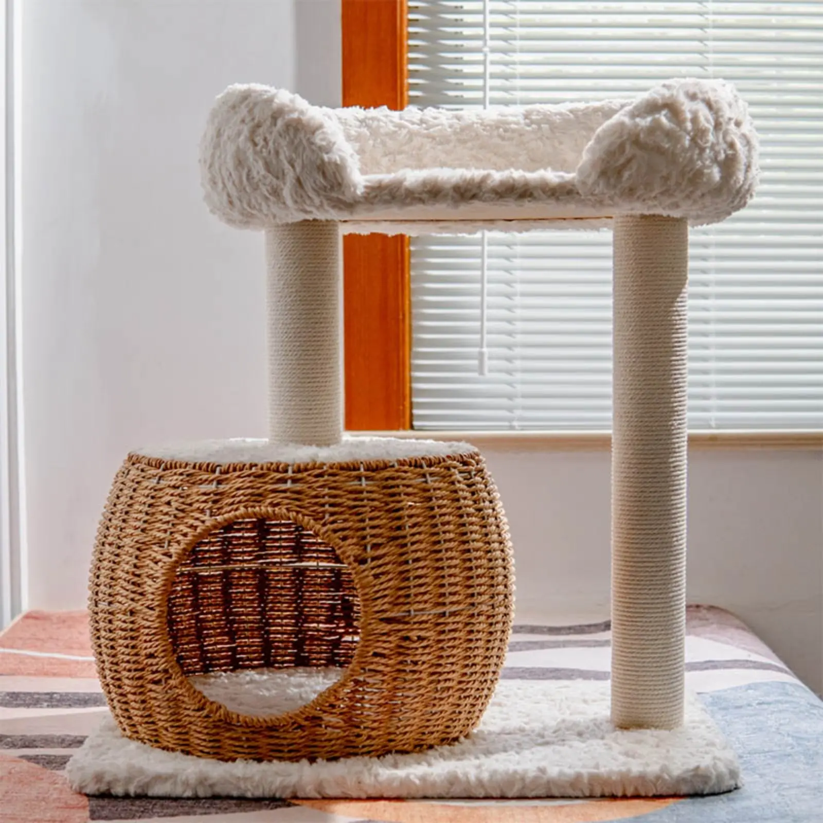 albero-per-gatti-in-stile-giapponese-con-letto-intrecciato-e-palo-in-sisal