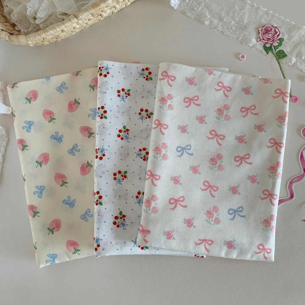 ผ้าฝ้ายพิมพ์ลายสตรอว์เบอร์รีและดอกไม้ ขนาด 140x50 ซม. 40s สำหรับทำที่คาดผม DIY, เสื้อผ้าสัตว์เลี้ยง, เสื้อผ้าเด็ก และผ้าสำหรับชุดนอน