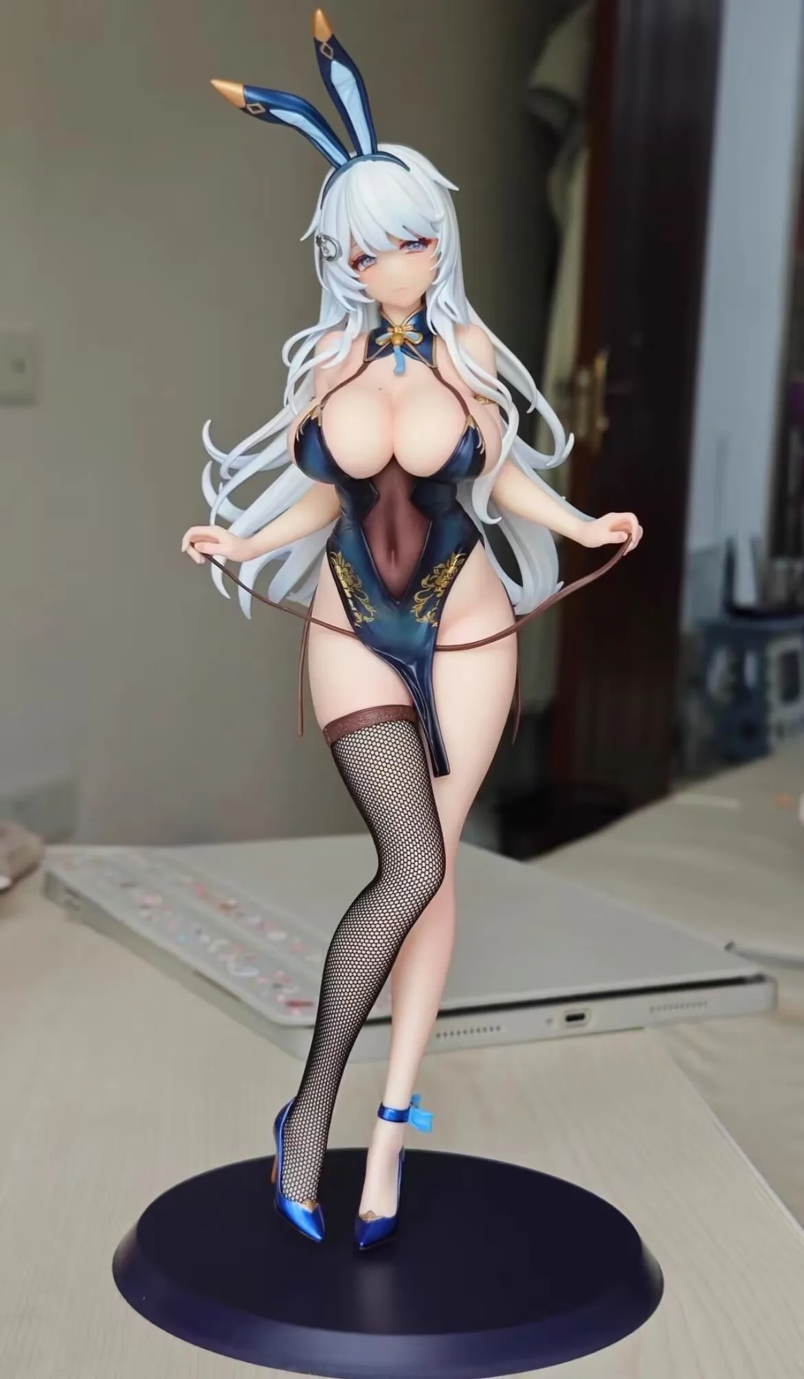 

Hapitopi & Machi "Victory Bunny" 1/6 Scale Figure - Silk Stockings & Thermo-Sensitive Paint Edition