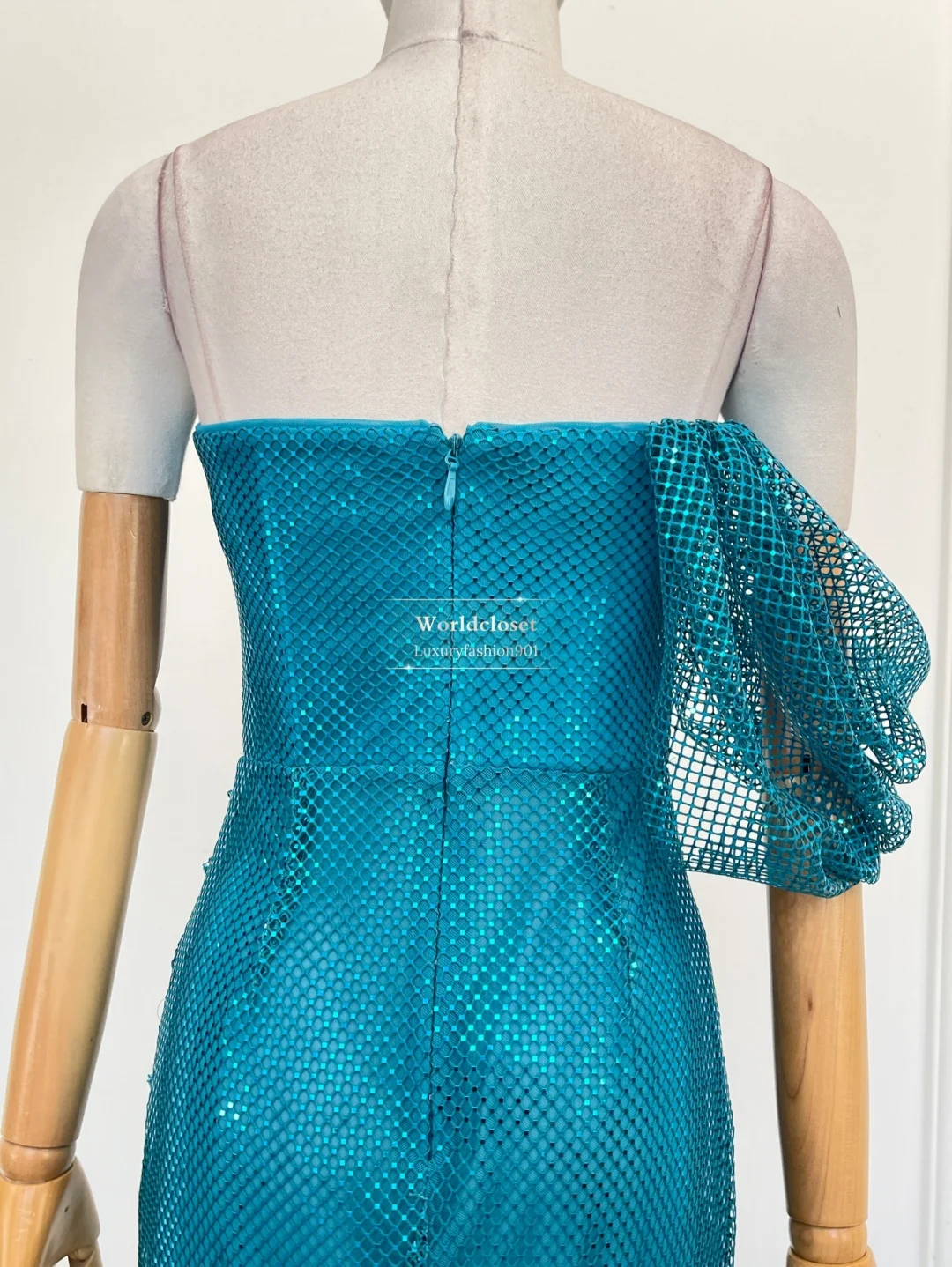 ชุดเดรสยาวทรงหลอดเปิดหลังผ้าตาข่ายสีน้ำเงินประดับเพชรสำหรับงานปาร์ตี้ คุณภาพสูง