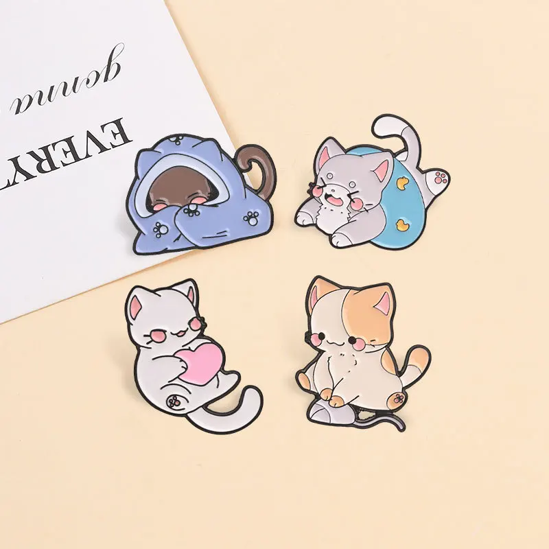 Creative Cartoon Cat in Quilt Metal Brooch Cute Cat Chasing Mouse Badge Casual Commute Pin DIY Clothing Bags Hat Scarf T-shirt