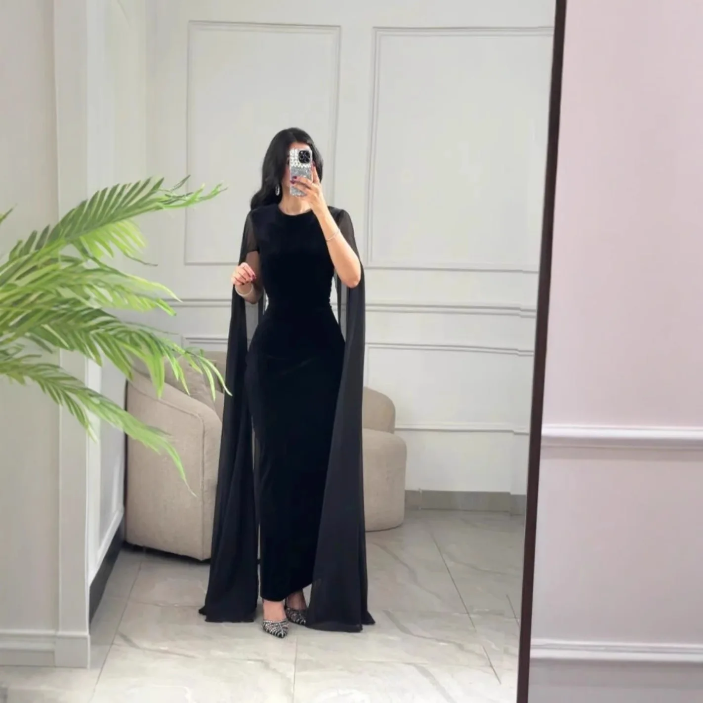 カスタマイズされた女性用大人向けファッションイブニングドレス、中東スタイルのベルベット素材のセクシーなヒップを包み込む袖付きドレス