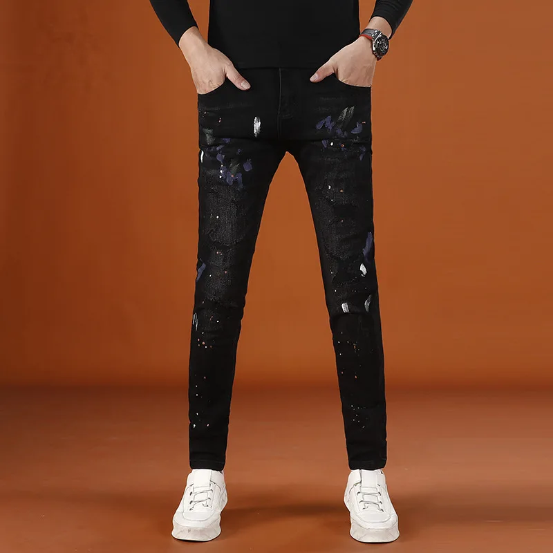جينز ممزق مطبوع للرجال لخريف 2025 منتج جديد سروال رجالي وسيم مرن بأقدام صغيرة عصرية للشارع