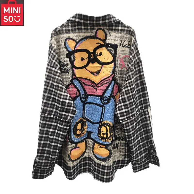 MINISO europeo 2025 otoño nueva camisa suelta de manga larga de dibujos animados a cuadros de estilo occidental de edición mediana a grande