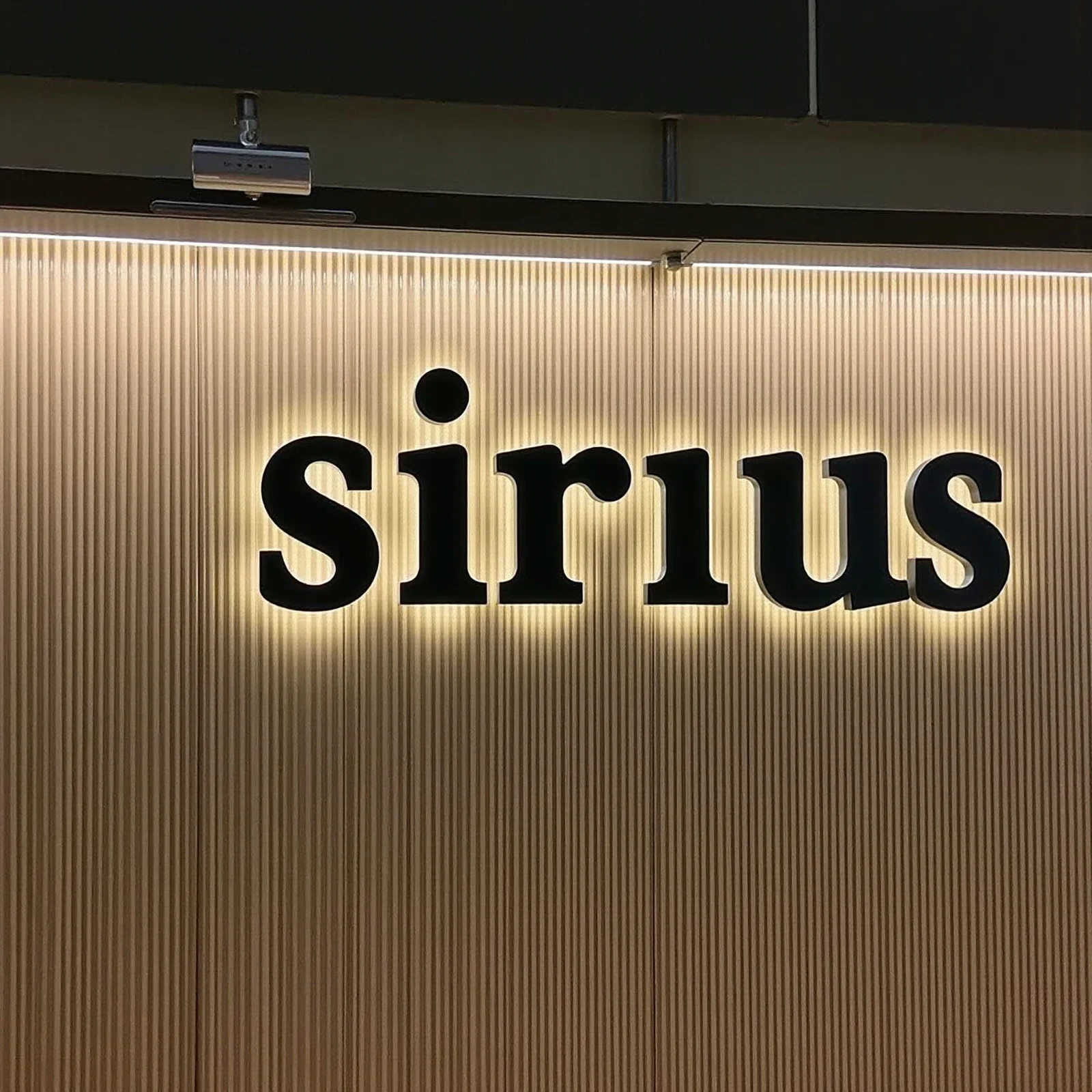 주문 상점 전면 표시 & 금속 백라이트 표시 옥외 방수를 위한 주문 사업 로고 LED 빛난 간판 금속 3D