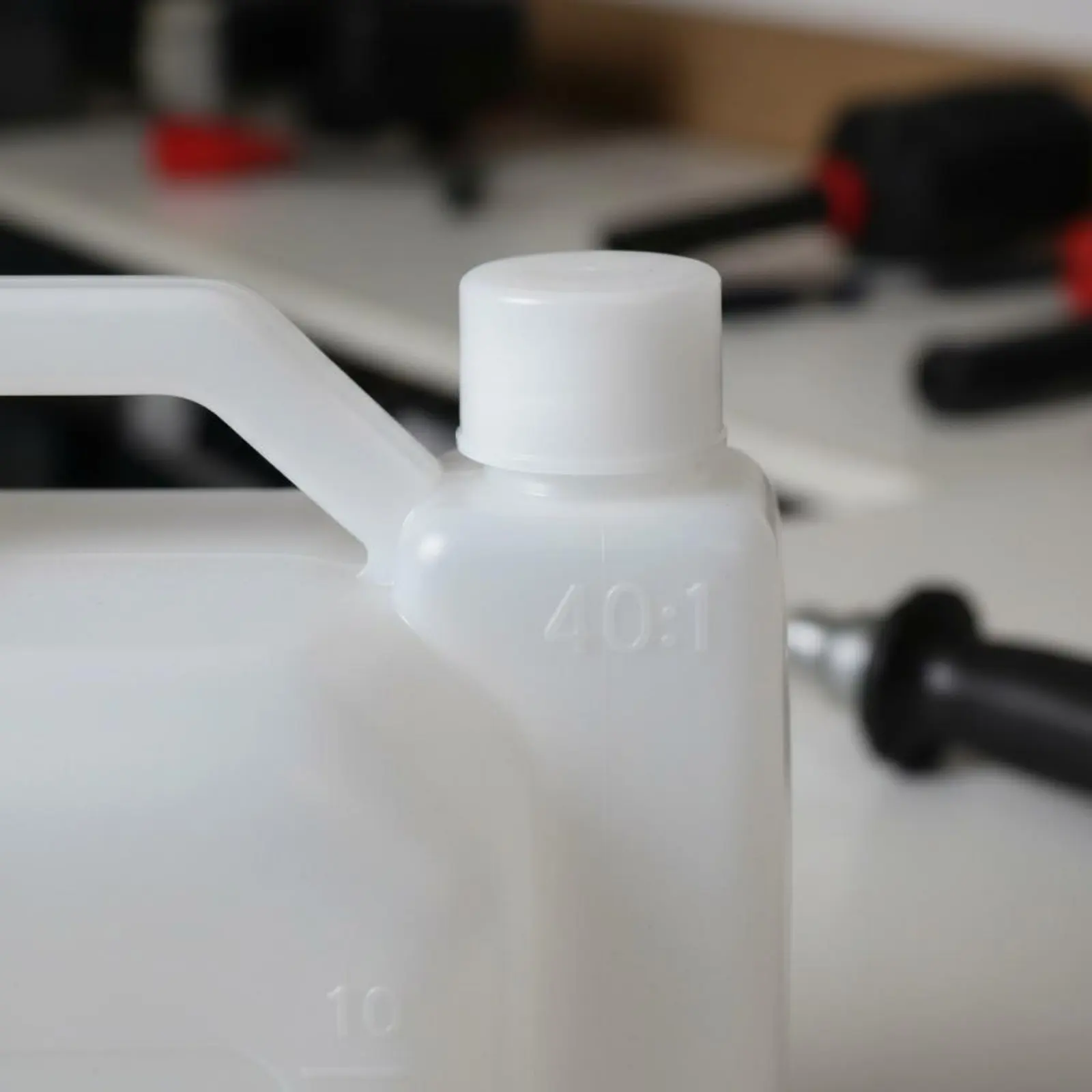 

Бутылка для смешивания 2-тактного масла, прочная пластиковая, для бензинового инструмента, контейнер для бензина, аксессуар для садового инструмента, с двойным носиком