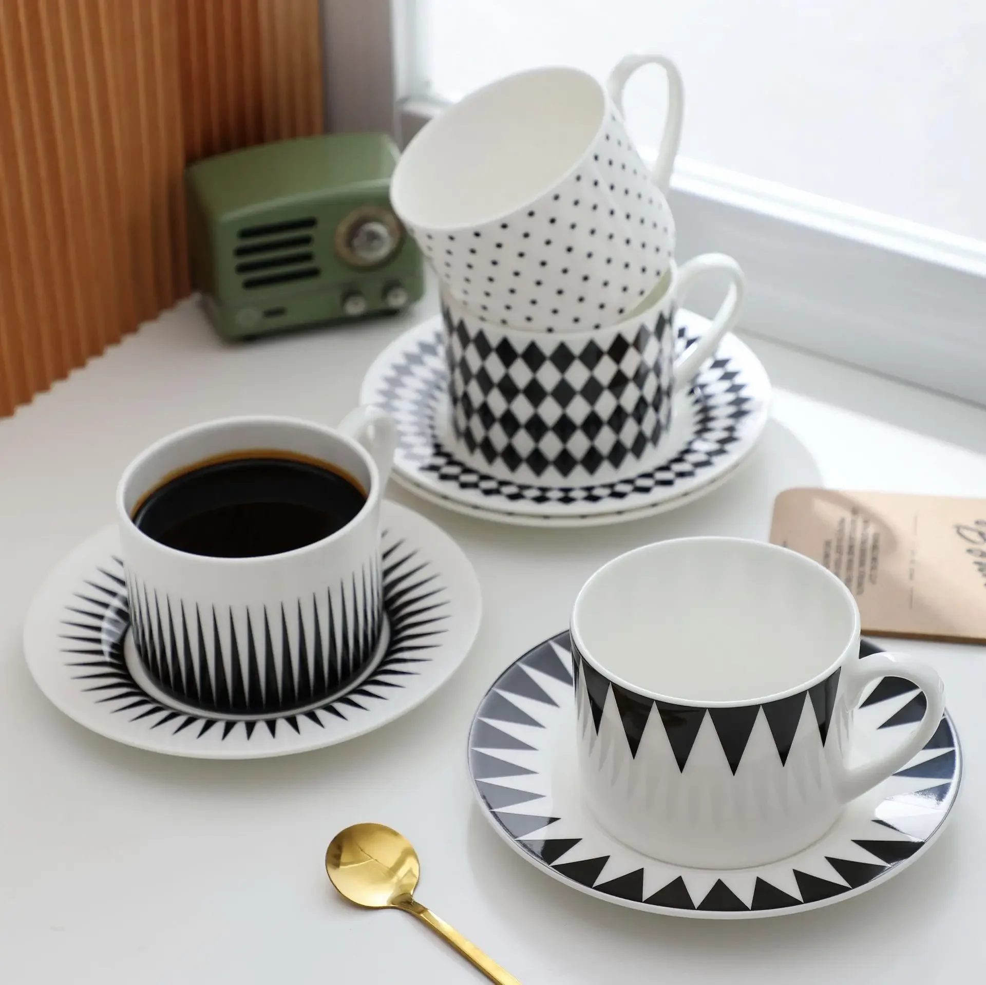 Diseño  patrón geométrico, tazas y platillos  té negro  cerámica para la tar, juego  tazas  café  porcelana  hue