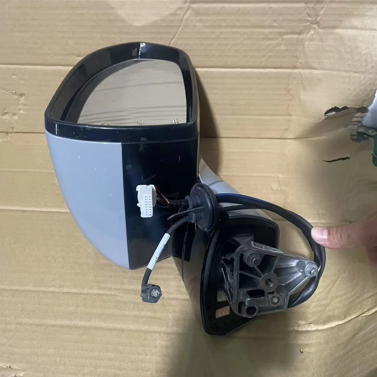 

Tom AutoSecond-hand Original Factory Rearview Mirror Assembly for NIO ES6 Bumper Bracket Original Dismantled Parts for the Engin