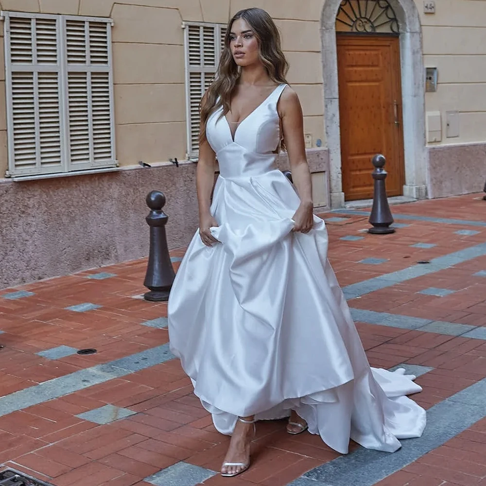 

Customized Minimalist White Satin Wedding Dresses for Brides Sexy V-Neck Court Train Open Back Pleats High Quality Bridal Gowns